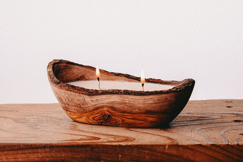 Design-Kerze im Holzschiff