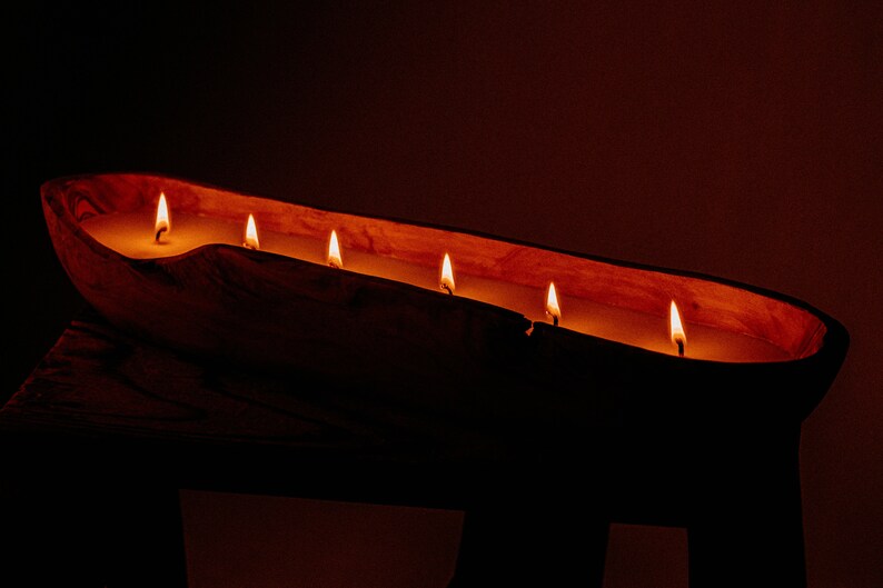 Design-Kerze im Holzschiff